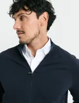 Cardigan de punto color marrón, con cuello alto y cierre frontal completo. Presenta mangas largas tipo ranglan y bolsillos laterales de ribete.