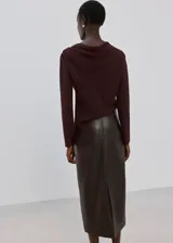 Blusa de manga larga color bordó con cuello asimétrico y detalle fruncido en el hombro. Presenta un diseño entallado al cuerpo.