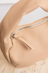 Cartera de mano color arena, con cierre superior y logo de la marca en el frente.