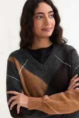 Sweater de punto con diseño de rombos en tonos gris, marrón y negro, con cuello en V y mangas largas.