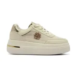 Sneaker de plataforma color crema, con detalles en tejido texturado y aplique metálico dorado con forma de flor o logo en el lateral. Presenta detalles en color dorado metalizado en el talón y en la suela.