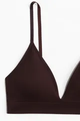 Soutien suave de punto sin costuras color bordó, con copas con relleno extraíble y doble bretel ajustable en cada lado.