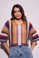 Cárdigan tejido a crochet con rayas verticales multicolores, cuello camisero y mangas 3/4.
