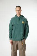 Buzo tipo hoodie color verde, con capucha ajustable mediante cordones, bolsillo frontal tipo canguro y estampado pequeño en el pecho con una X amarilla.