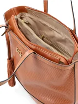 Cartera tipo shopper color marrón con textura perforada y colgante de borla.