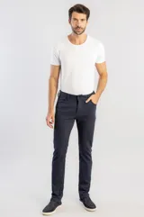 Pantalón de corte slim en color azul marino, confeccionado en tejido de punto con textura suave y estructurada. Presenta diseño de cinco bolsillos, cierre frontal con botón y cremallera, y costuras reforzadas.