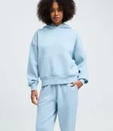 Pantalón jogger de corte holgado confeccionado en tejido fleece color beige, con cintura elástica y puños ajustados en el bajo. Cuenta con bolsillos laterales.