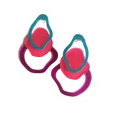 Par de aros colgantes con formas geométricas irregulares en color turquesa, fucsia y violeta.