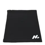 Cuello multifuncional color negro, confeccionado en tejido elástico, con logo de la marca estampado en blanco en la parte inferior.
