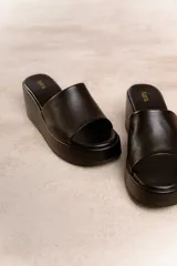 Sandalia marrón con plataforma forrada en cuero vacuno, diseño minimalista y base forrada en cuero. La altura total es de 6,5 cm con una plataforma delantera de 3 cm.