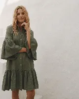 Vestido corto verde militar de lino, con cuello mao, cierre frontal de botones, mangas amplias con volados y detalle de volado en el ruedo.