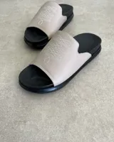 Sandalias chatas de cuero vacuno color beige con estampado de piel de serpiente.