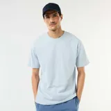 Remera celeste de manga corta, con cuello redondo y corte oversize o confort fit, confeccionada en algodón.