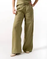 Pantalón de lino color verde oliva, de corte holgado y pierna ancha. Presenta cintura elástica con cordón ajustable, dos bolsillos laterales y un bolsillo trasero.