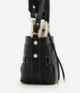 Cartera bucket Satinato de color negro, confeccionada en PU con diseño trenzado y costuras a la vista en color blanco. Cuenta con un compartimento interno de tejido color beige con cierre de cordón ajustable, asa corta superior y una correa larga ancha desmontable de color negro. Los herrajes son de metal dorado.