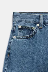 Jeans de tiro alto ZW Collection, color negro con efecto deslavado, corte tapered y diseño bombacho con raya planchada al frente.