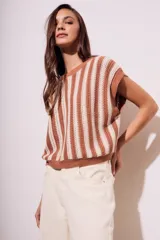 Chaleco de punto con rayas verticales color beige y marrón, de corte holgado y sin mangas.