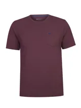 Remera RKF de algodón orgánico color bordó, de manga corta, con cuello redondo y bolsillo aplicado en el pecho que incluye un pequeño bordado de pato.