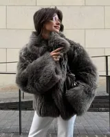 Tapado de pelo sintético premium en color gris, con diseño oversized, cuello alto y textura ultra suave. Cuenta con interior forrado.