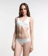 Soutien top blanco de microfibra con textura acanalada, breteles anchos y copas desmontables.