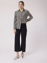 Camisa de viscosa con estampado abstracto en blanco y negro, de corte clásico, cuello camisero y mangas largas.