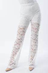 Pantalón palazzo blanco de encaje con cintura elástica.