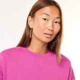 Buzo básico de cuello redondo y manga larga, confeccionado en felpa francesa de color rosa, con puños y ruedo acanalados.