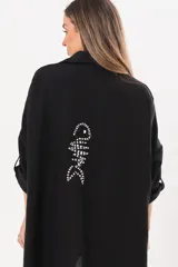 Vestido camisero corto negro, con escote en V, cuello clásico, mangas tres cuartos regulables y detalle de pez bordado a mano en la espalda.