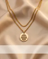 Collar doble de acero con baño de oro, compuesto por una cadena de eslabones finos y una segunda cadena con un dije circular grabado con el símbolo Hamsa.