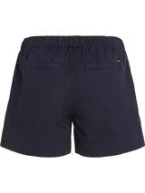 Pantalón corto azul marino de algodón con cierre de cremallera oculta y botón, cuatro bolsillos y logo de Tommy Hilfiger en la parte trasera.