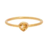 Anillo dorado de plata 925 bañada en oro 18k con piedra citrino en forma de gota.