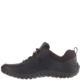 Championes urbanos Caterpillar modelo Instruct, color marrón café, confeccionados en cuero con detalles en malla. Presentan cordones bicolores y suela de goma con relieve para mayor tracción.