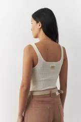 Top sin mangas negro, de corte ajustado al cuerpo, con escote cuadrado y tejido tramado acanalado.