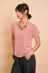 Remera de corte holgado, con diseño a rayas horizontales en color crudo y azul marino, cuello redondo y mangas cortas con vuelta.