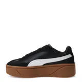 Championes Puma Club II Era con diseño de plataforma, confeccionados en una combinación de cuero sintético y gamuza en color negro. Presentan la icónica franja lateral de Puma en color blanco, detalles de marca en dorado y una suela de goma gruesa en tono caramelo.