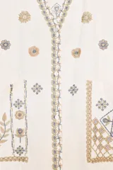 Blusa de escote en pico y manga corta, confeccionada en tejido color crudo con detalles de bordados florales y geométricos a contraste. Presenta cierre frontal con botones y bolsillos de plastrón en el delantero.