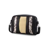 Bandolera de diseño rectangular con combinación de texturas en negro y beige. Presenta paneles laterales con estampado de reptil, un panel central en tono neutro y laterales en cuero sintético negro texturizado. Incluye cierre superior y correa ajustable extraíble.