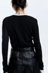 Remera en punto liviano acanalado de mezcla de lana y viscosa, de modelo entallado con cuello redondo y mangas largas.
