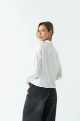 Camisa negra de satén con corte relajado y largo a la cadera.