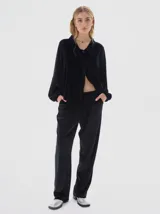 Pantalón de terciopelo negro con corte oversized, silueta amplia y caída fluida. Cuenta con bolsillos laterales y cintura elástica con cordón ajustable.