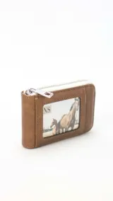 Tarjetero de diseño compacto en color tostado, con cierre perimetral metálico y visor frontal transparente para identificación o tarjetas.