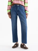 Jeans de tiro medio y corte recto, confeccionados en denim azul con lavado clásico.