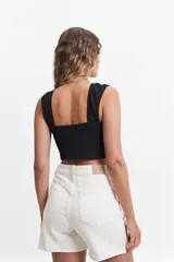 Top sin mangas azul eléctrico con escote redondo y textura arrugada. Corte crop y calce ajustado al cuerpo.