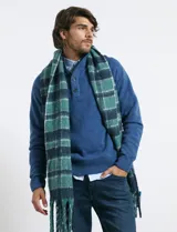 Sweater de punto color azul, con cuello alto, cierre frontal parcial con botones y puños acanalados.