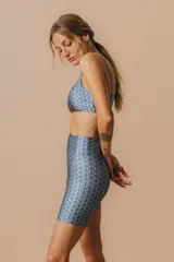 Calza corta tiro alto de cintura ancha con elástico fino en la parte superior. Tejido suave de alta elasticidad con un leve brillo satinado y estampado.