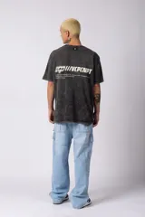 Remera de algodón con efecto desgastado acid wash, corte semi-oversize, cuello redondo y estampa gráfica pequeña en la parte inferior frontal.