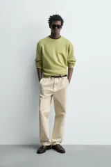 Pantalón chino regular fit de color negro, confeccionado en tejido de algodón. Cuenta con bolsillos frontales, detalle de bolsillo cerillero, bolsillos traseros de doble vivo y cierre frontal con cremallera y botón.