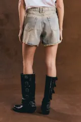 Short de denim negro de tiro alto, con roturas y flecos en el ruedo.