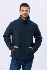 Campera de neopreno color azul marino, con cuello alto que incluye capucha oculta, cierre frontal con botones a presión y cremallera, bolsillos laterales y bolsillo vertical en el pecho.