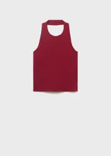 Top halter de punto fino en color bordó, sin mangas, con diseño entallado y escote en la espalda.